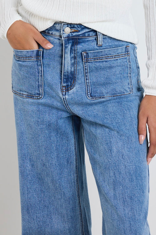 Model wears blue high waisted jeans 