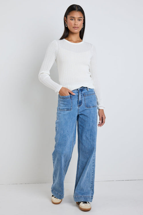 Model wears blue high waisted jeans 