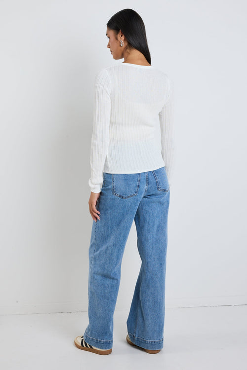 Model wears blue high waisted jeans 